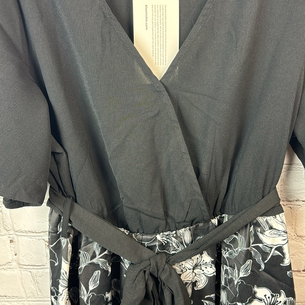 BloomChic Black & White Floral Surplice Neck Pocket Dress Sz 12 Large - Picture 4 of 6